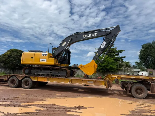 Escavadeira hidráulica John Deere 210G sobre carreta prancha baixa
