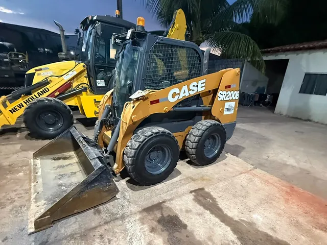 Mini-carregadeira Case SR200B da SL com caçamba, no pátio da base