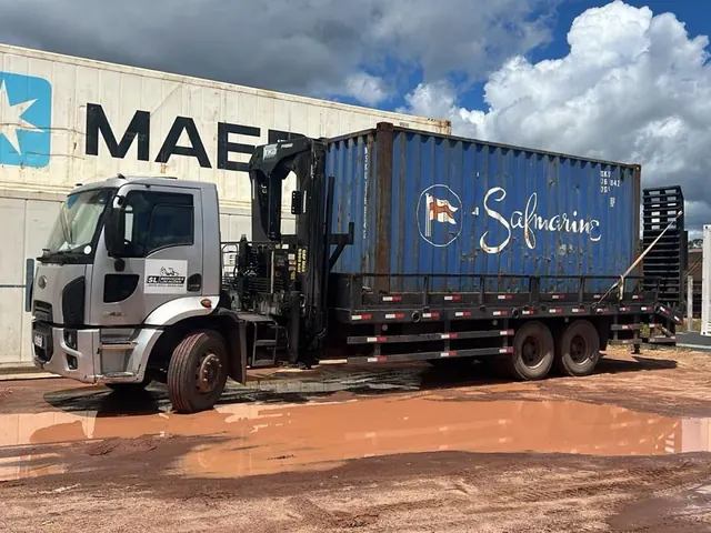 Caminhão munck Ford Cargo 2422 da SL transportando contêiner