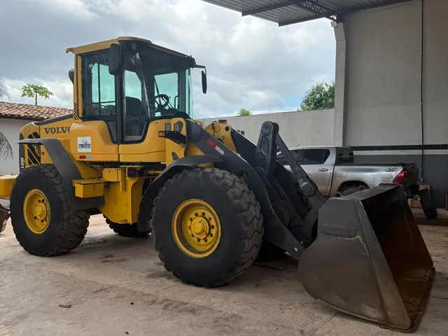 Pá-carregadeira Volvo L60F da SL com a caçamba no chão