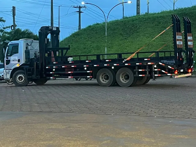 Caminhão prancha da SL com rampas traseiras para transporte de máquinas